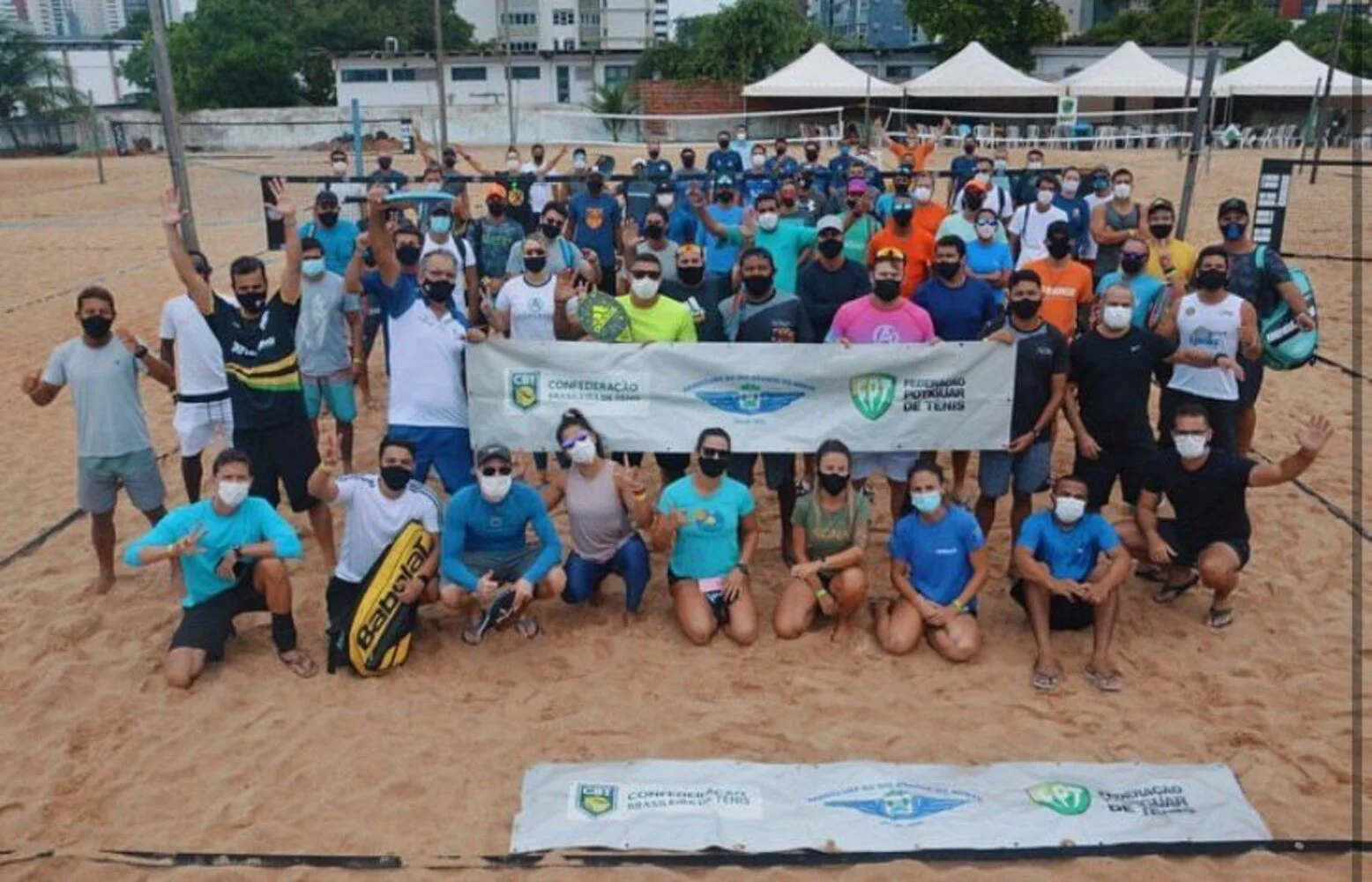 Grupo de alunos em evento de beach tennis