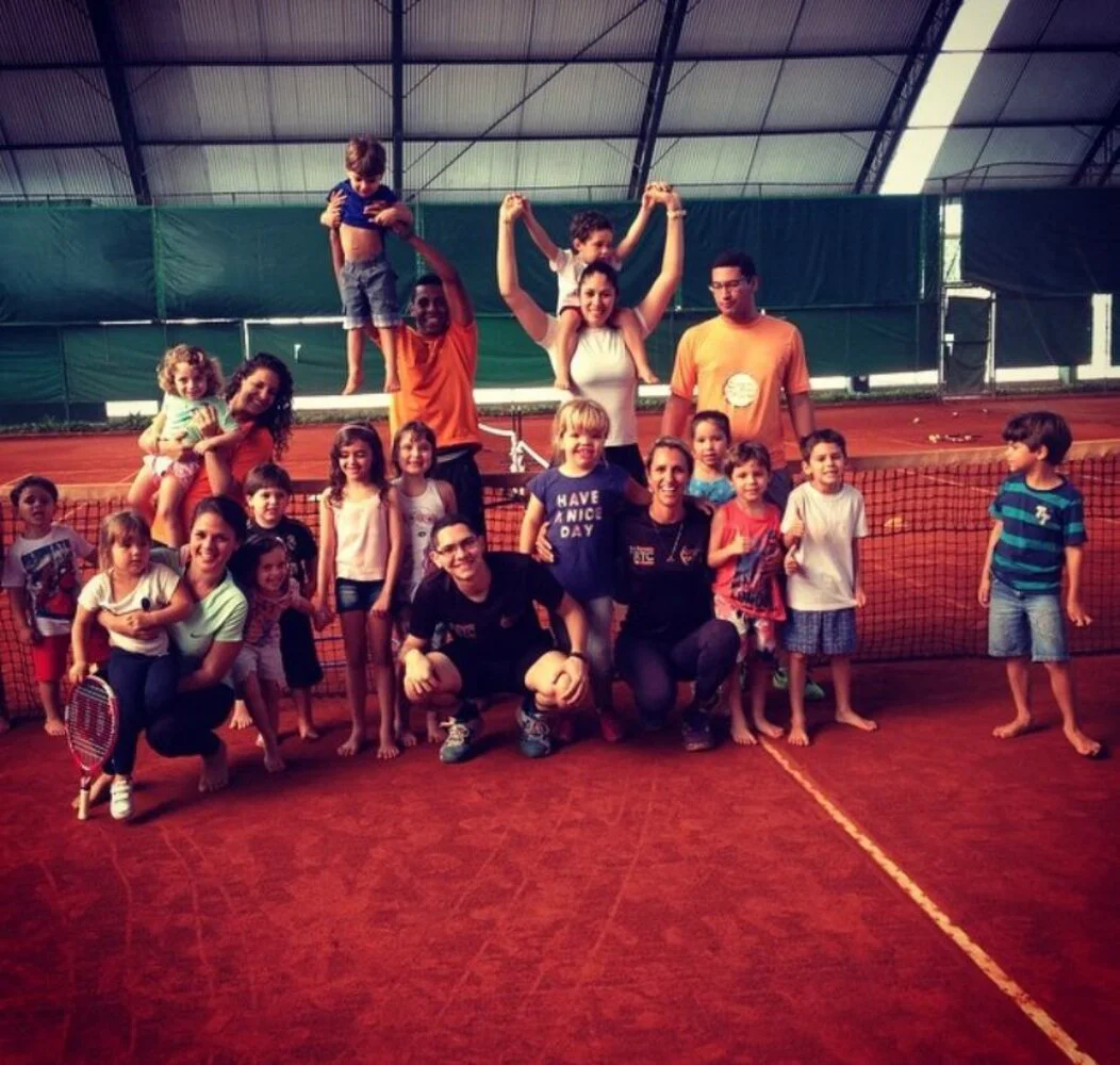 Grupo de beach tennis em arena indoor