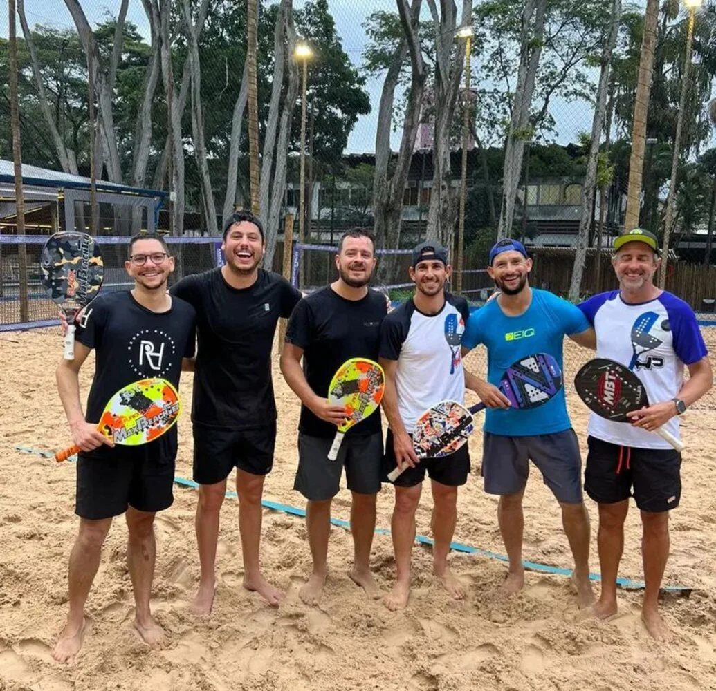 Grupo de alunos sob as palmeiras