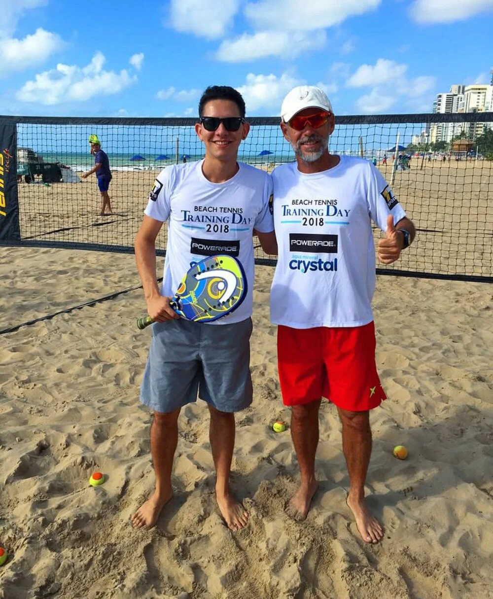 Grupo de alunos na quadra de areia
