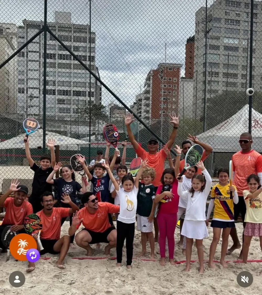 Equipe na quadra de areia