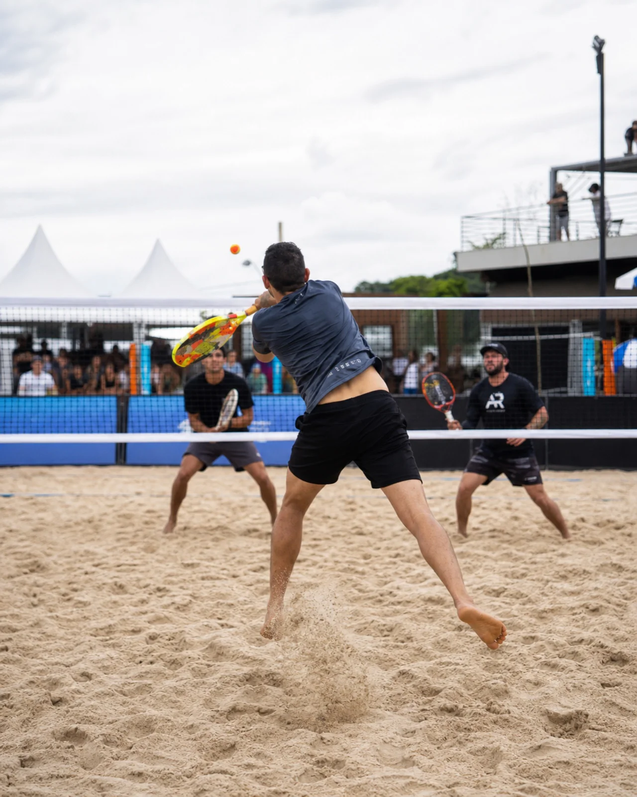 Renato Holanda em treino de beach tennis
