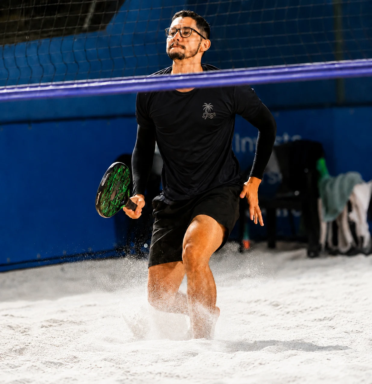 Renato Holanda em ação no beach tennis